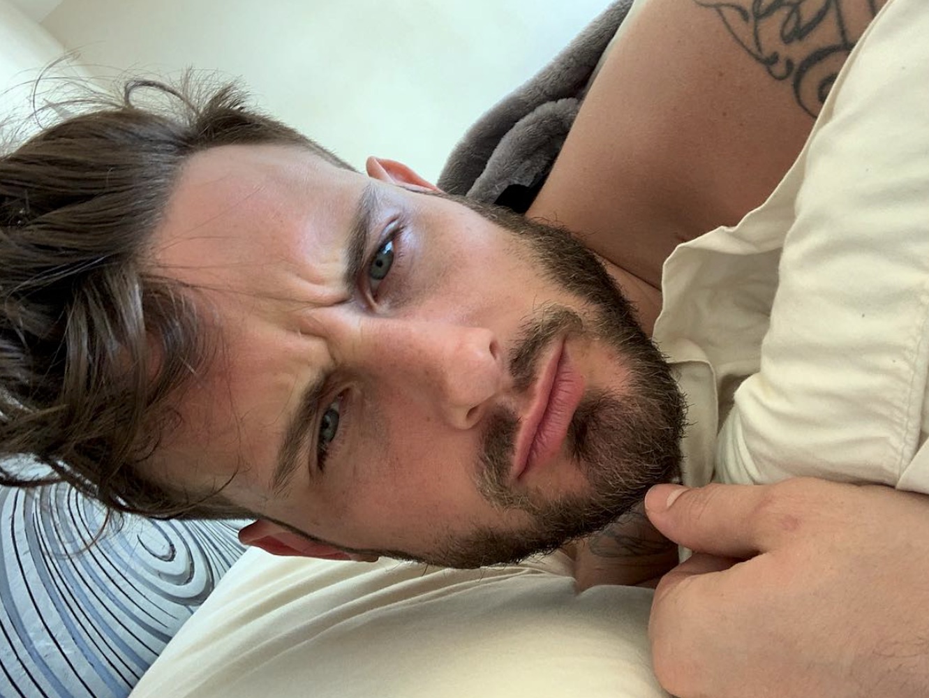 ヒラリーの母乳を飲んだニコ・トートーレラ（画像は『nicotortorella　2019年2月18日付Instagram「baby wake up. hate is taught, yes.」』のスクリーンショット）