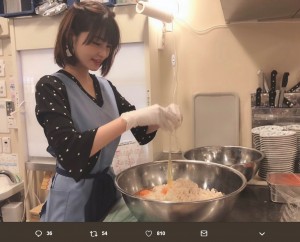 大きなボウルで材料を仕込む岸明日香（画像は『岸明日香　2019年2月3日付Twitter「作った作った～ 優しいお店の方のサポートもあり無事完成」』のスクリーンショット）