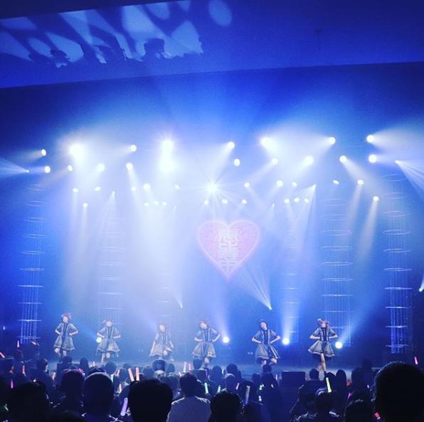 私立恵比寿中学のライブステージ（画像は『私立恵比寿中学　2019年2月1日付Instagram「「私立恵比寿中学ライブハウスツアー2019 ～Listen to the MUSiC～」詳細＆FC先行決定」』のスクリーンショット）