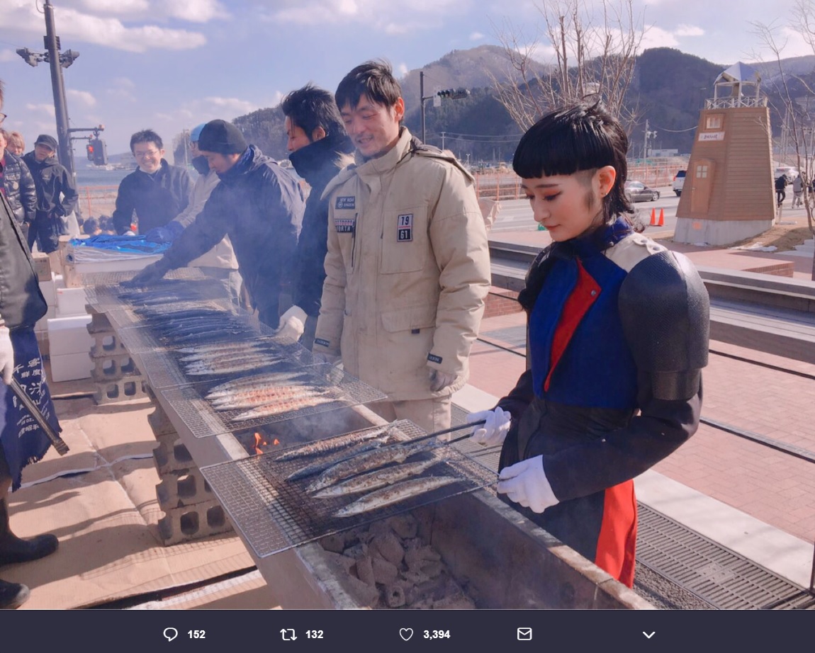 宮城県・女川町『ONAGAWACKのフェス。』でさんまを焼くリンリン（画像は『リンリン　2019年2月17日付Twitter「かくれんぼの時に私がわさび味のおせんべいを食べてて、辛いかもだけど良かったら食べてって2人に言ったですよ。」』のスクリーンショット）