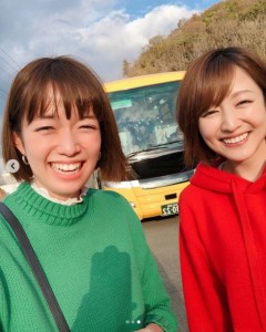 「二人合わせていちごコーデ」の佐藤栞里と滝菜月アナ（画像は『佐藤栞里　2019年2月25日付Instagram「お休みの日に滝ちゃんといちご狩りバスツアーに参加しました」』のスクリーンショット）