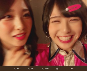 高橋朱里と佐藤栞（画像は『佐藤栞（AKB48）　2019年3月4日付Twitter「加入当初 朱里さんの生写真を財布に入れて持ち歩いてたこと、憧れの先輩メンバーだったこと、キャプテンを務めるチームBに加われたこと、背中を見て活動出来たこと、会うと しおり元気～？って絶対に声を掛けてくれたこと、もう全てが大好き」』のスクリーンショット）