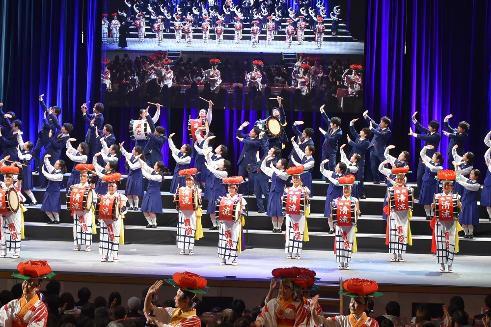 華やかなさんさ踊りと合唱の共演