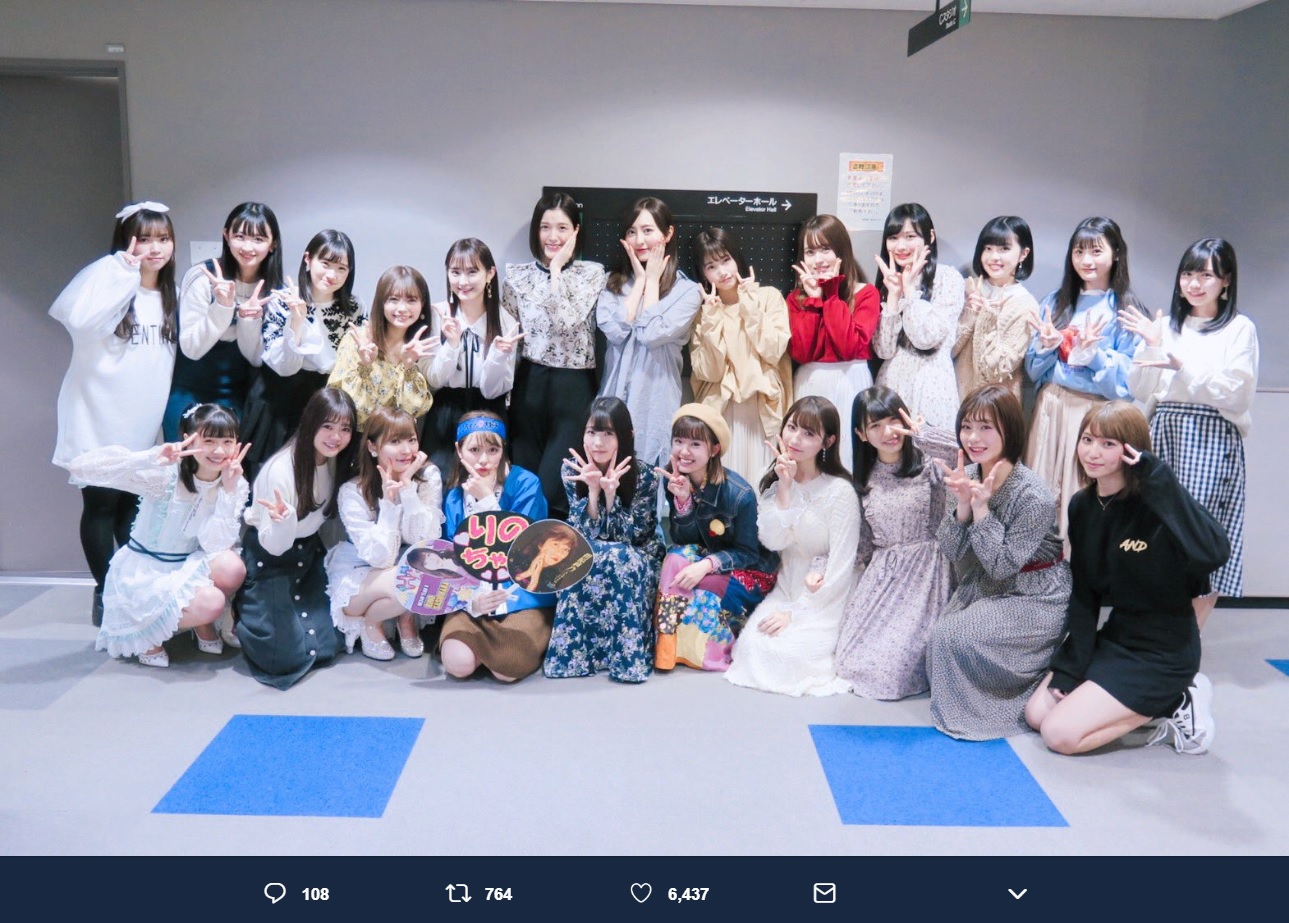 『CDTVスペシャル！卒業ソング音楽祭2019』に集まったHKT48メンバー（画像は『村重杏奈　2019年3月22日付Twitter「村重がバカな事をしても いいぞー!!村重!!!! もっとやっちゃえ!!!! って言ってくれるメンバーがいる事がとっても幸せ。」』のスクリーンショット）