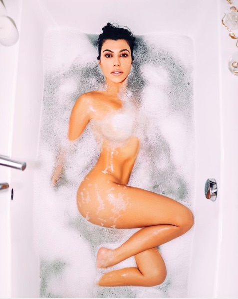 コートニー・カーダシアンの物議を醸した1枚（画像は『Kourtney Kardashian　2019年3月18日付Instagram「Love yourself as deeply as you love them.」』のスクリーンショット）