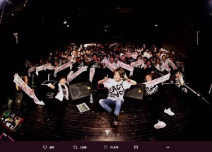 山本彩、石川・金沢ライブでの集合写真（画像は『山本彩　2019年3月22日付Twitter「ツアー石川でした!!」』のスクリーンショット）