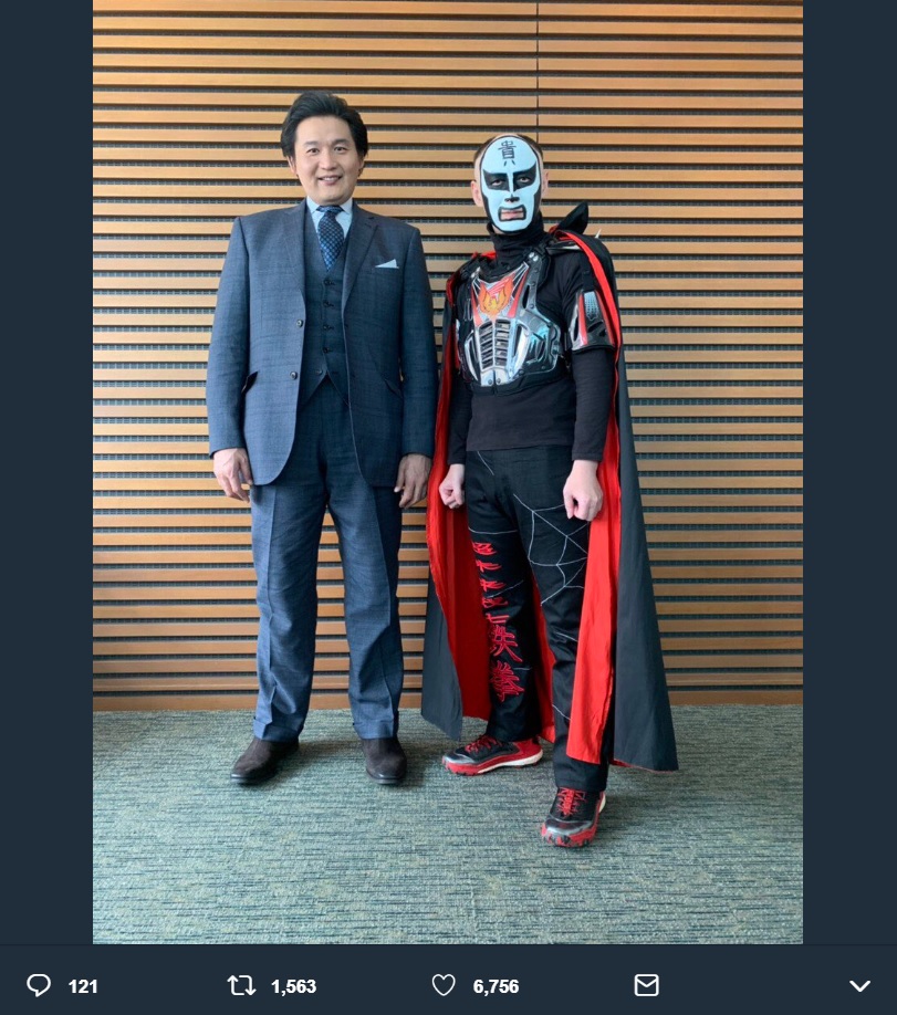 打ち解けた雰囲気の貴乃花と鉄拳（画像は『鉄拳　2019年3月21日付Twitter「貴乃花さんとコラボして絵本のイラストを描かせて頂きました！」』のスクリーンショット）