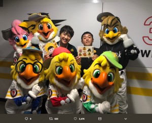 ゆずとホークファミリー（画像は『ハリーホーク　2019年3月29日付Twitter「ゆずさん、ありがとう！」』のスクリーンショット）