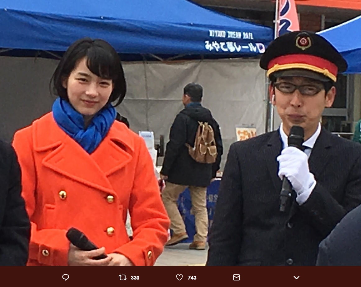 三陸鉄道リアス線全線開通記念イベントで宮古駅を訪れたのん（画像は『いわて未来づくり機構　2019年3月23日付Twitter「【現地レポ】〈宮古市〉東日本大震災津波で三陸鉄道が不通になり8年、いよいよ本日宮古～釜石間に列車が走ります。」』のスクリーンショット）