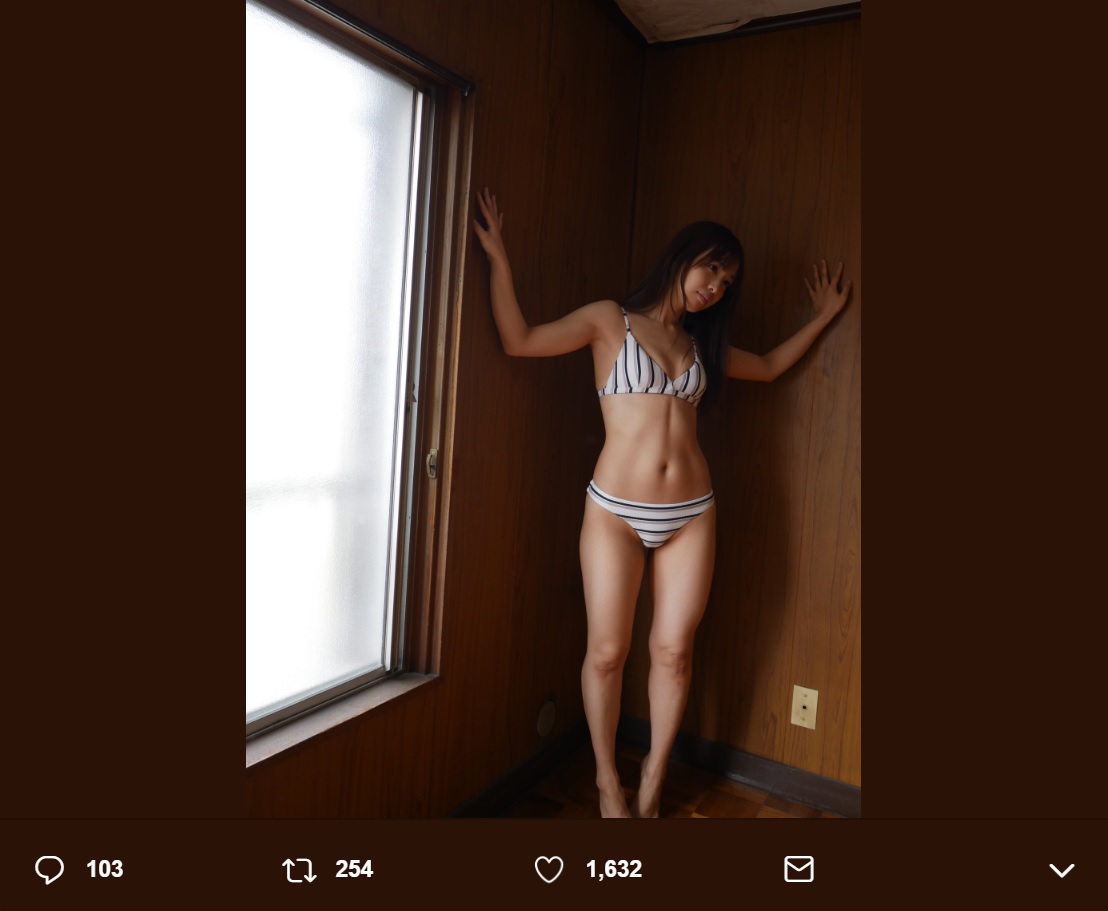 松村香織が鍛えた腹筋とくびれを披露（画像は『松村香織【SKE48】　2019年3月15日付Twitter「【blt graph.】オフショットその2」』のスクリーンショット）