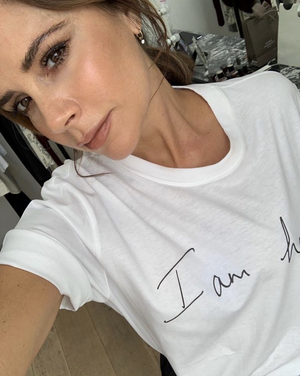 ヴィクトリア、「国際女性デー」でチャリティーに貢献（画像は『Victoria Beckham　2019年3月8日付Instagram「Proud to celebrate ＃IWD this year with my design for ＠netaporter benefitting ＠womenforwomen x VB」』のスクリーンショット）