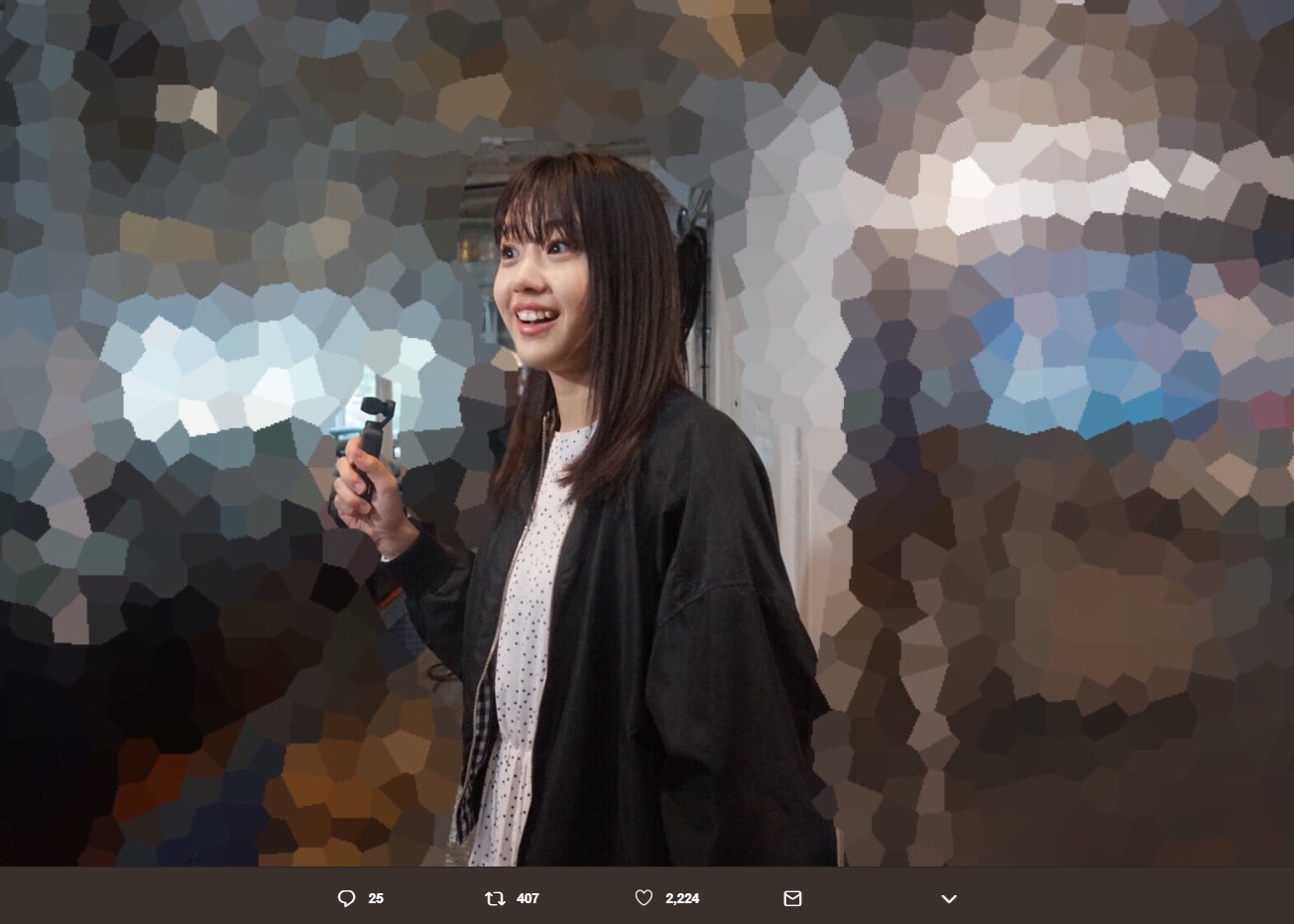 「STU48号」に一番乗りして感動する瀧野由美子（画像は『STU48　2019年4月11日付Twitter「実は昨日、ゆみりんが「船を見に行ってレポートする権」で、完成した船上劇場 ＃STU48号 に一番に乗りました」』のスクリーンショット）