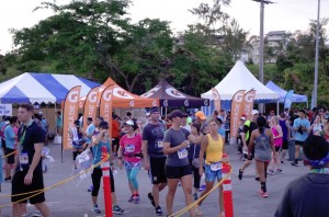 走り終わったランナーたち（画像は『Guam Visitors Bureau　2019年4月13日付Facebook「United Guam Marathon 2019」』のスクリーンショット）