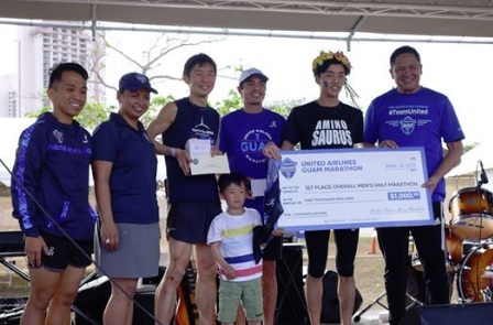 男子ハーフマラソン表彰式（画像は『Guam Visitors Bureau　2019年4月13日付Facebook「United Guam Marathon 2019」』のスクリーンショット）