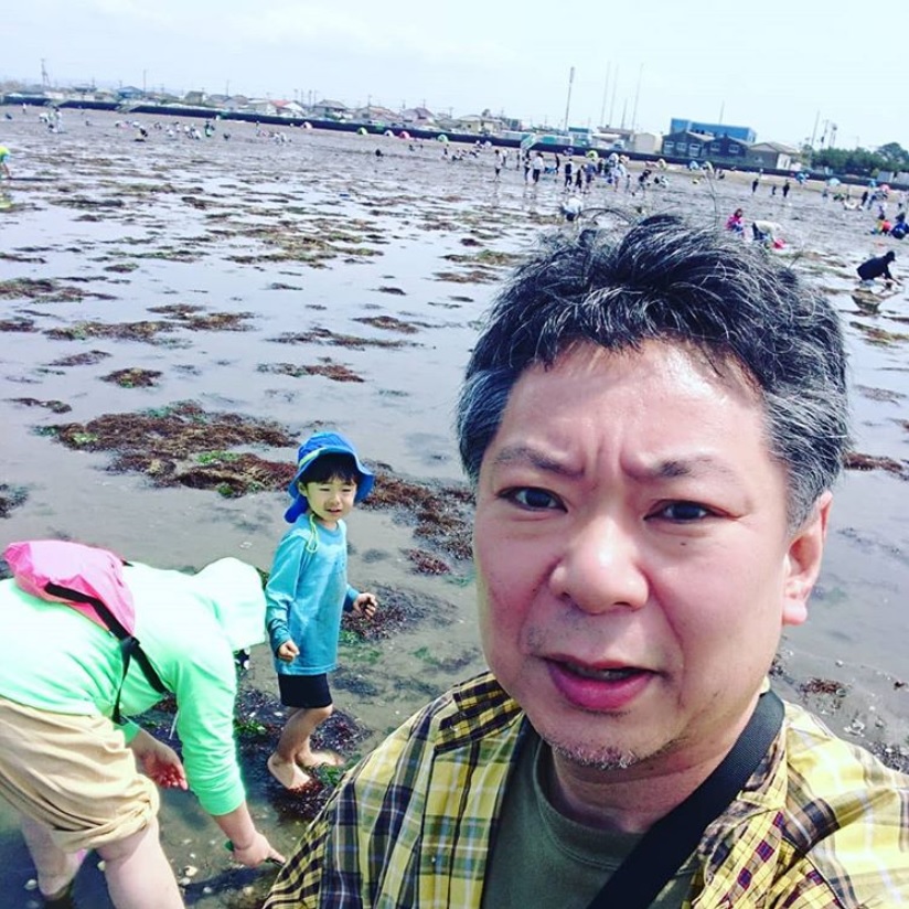 潮干狩りに夢中の大島美幸（画像は『鈴木おさむ 放送作家　2019年4月21日付Instagram「潮干狩りって最高だね。」』のスクリーンショット）