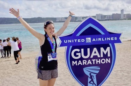 ビーチでポーズ（画像は『Guam Visitors Bureau　2019年4月13日付Facebook「United Guam Marathon 2019」』のスクリーンショット）