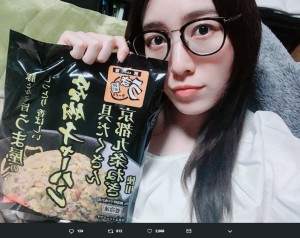 自宅にてメガネ姿で「うま屋の冷凍チャーハン」をアピールする松井珠理奈（画像は『松井珠理奈（ハリウッドJURINA）　2019年5月1日付Twitter「＃令和最初のご飯 うま屋の冷凍チャーハン」』のスクリーンショット）