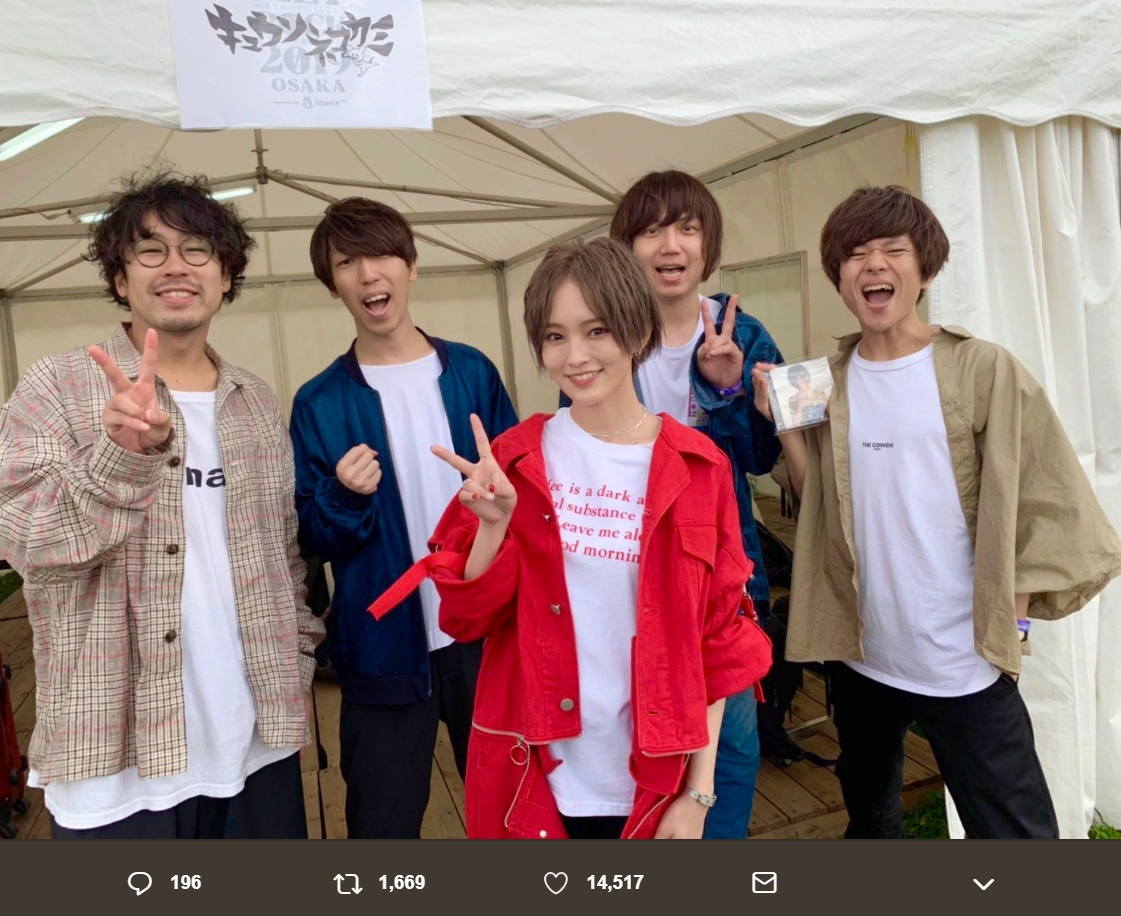 キュウソネコカミと山本彩（画像は『山本彩　2019年5月18日付Twitter「キュウソネコカミさん　ミオヤマザキさん　ご挨拶出来ました！」』のスクリーンショット）