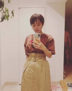 偶然にも写り込んでしまったあべこうじ（画像は『あべこうじ　2019年5月28日付Instagram「やめてー映ってますやん!!」』のスクリーンショット）