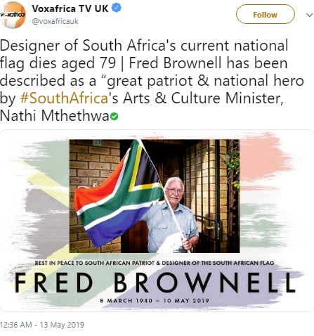 国旗を持ちポーズを取るブロウネル氏（画像は『Voxafrica TV　2019年5月13日付Twitter「Designer of South Africa’s current national flag dies aged 79」』のスクリーンショット）