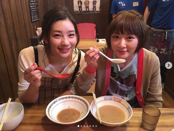 久留米市で豚骨ラーメンをペロリと完食した足立梨花と生駒里奈（画像は『【公式】ちょっと福岡行ってきました！　2019年5月16日付Instagram「スワイプ 久留米オフショット」』のスクリーンショット）