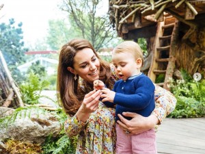 ルイ王子を見つめるキャサリン妃（画像は『Kensington Palace　2019年5月19日付Instagram「The Duke and Duchess of Cambridge are very pleased to share some new photographs of their family as they visited the RHS Back to Nature Garden at the ＃ChelseaFlowerShow on Sunday afternoon.」』のスクリーンショット）