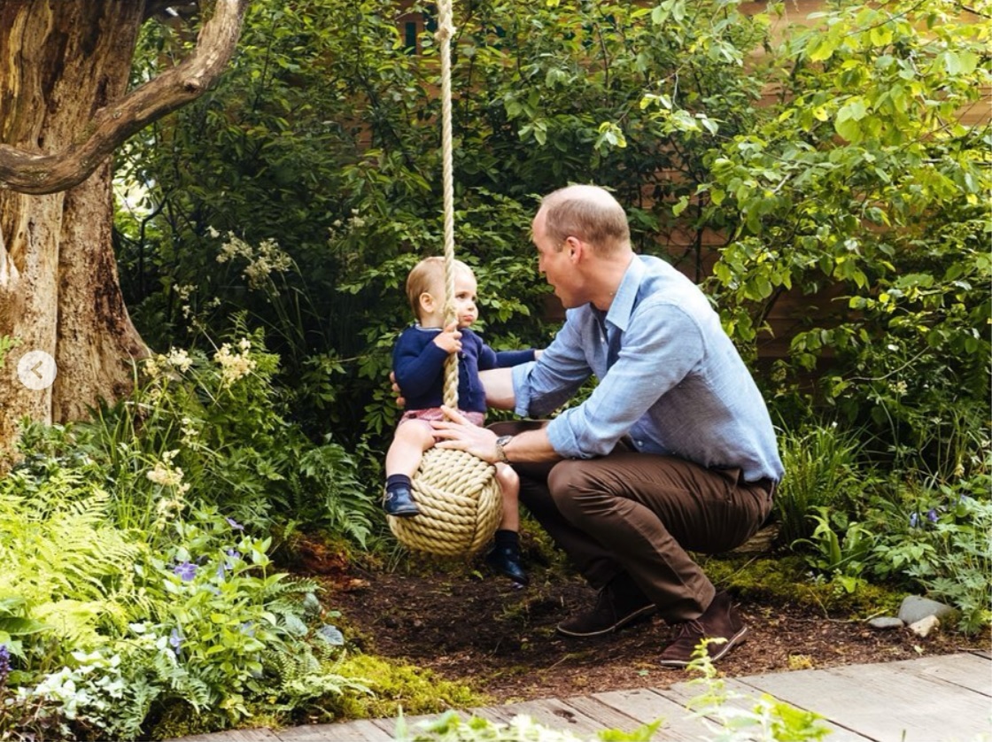 すっかりパパの顔のウィリアム王子（画像は『Kensington Palace　2019年5月19日付Instagram「The Duke and Duchess of Cambridge are very pleased to share some new photographs of their family as they visited the RHS Back to Nature Garden at the ＃ChelseaFlowerShow on Sunday afternoon.」』のスクリーンショット）