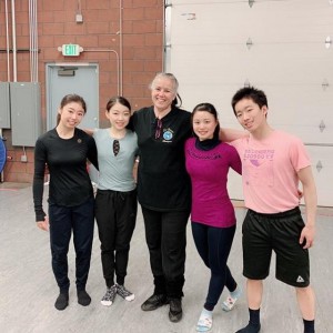 米・コロラドスプリングスで合宿した紀平梨花：左から2人目（画像は『Rika Kihira 紀平梨花　2019年5月19日付Instagram「Colorado Springs Thank you Anna」』のスクリーンショット）