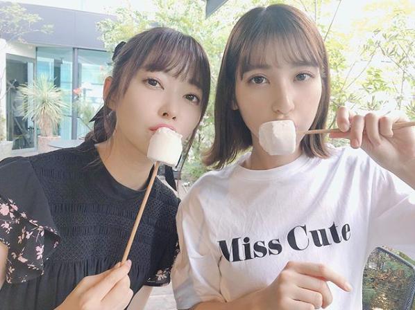 BBQでマシュマロを食べる指原莉乃と松岡菜摘（画像は『Natsumi Matsuoka　2019年5月27日付Instagram「今年初のBBQ マシュマロ焼いたよ～」』のスクリーンショット）