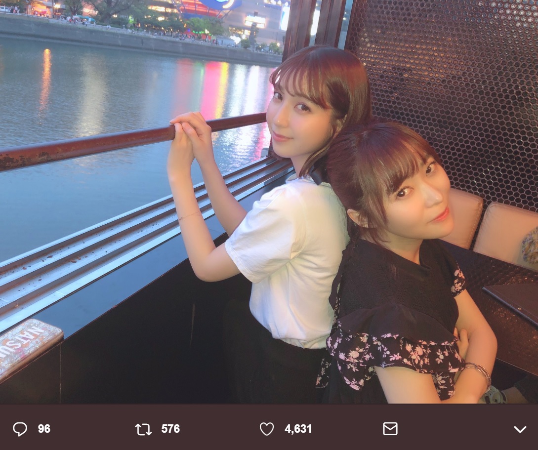 移動中の松岡菜摘と指原莉乃（画像は『松岡菜摘　2019年5月28日付Twitter「さっしーへの感情は、私が知ってる言葉では表しきれなくってもどかしい。」』のスクリーンショット）