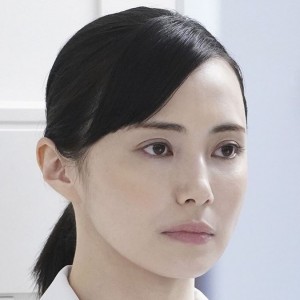 2019年版『白い巨塔』で亀山君子を演じる美村里江（画像は『『白い巨塔』【公式】アカウント　2019年3月21日付Instagram「＃白い巨塔 キャラクター紹介」』のスクリーンショット）