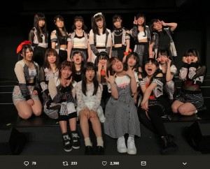 『チームS「重ねた足跡」公演』メンバーで変顔（画像は『山内鈴蘭　2019年5月23日付Twitter「今日はstand by youのセンターさせて頂きました」』のスクリーンショット）