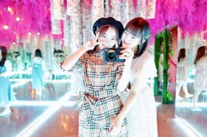 指原莉乃と田島芽瑠、韓国でインスタ映えショット（画像は『田島芽瑠　2019年5月12日付Instagram「ヘアピンお揃いなんだ」』のスクリーンショット）