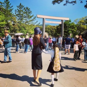 伊勢神宮内宮にて神田うのと長女（画像は『Uno Kanda　2019年5月6日付Instagram「伊勢神宮内宮にはバイオリンかついで正式参拝に行って参りました」』のスクリーンショット）