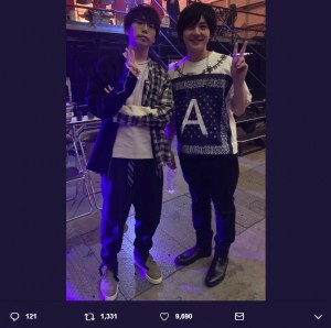 高橋優と山村隆太（画像は『flumpool 山村隆太 5月22日「HELP」リリース　2019年6月1日付Twitter「2年ぶりアミューズフェス。」』のスクリーンショット）