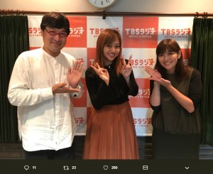 山里亮太がパートナーを務める『たまむすび』に出演した菊地亜美（画像は『菊地亜美　2017年10月17日付Twitter「たまむすび生放送出演させていただきました」』のスクリーンショット）