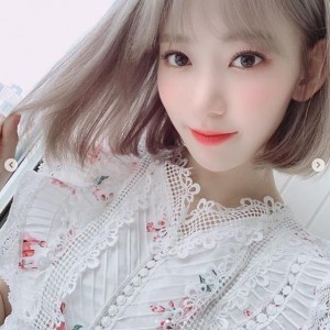 ヘアカラーを変えた宮脇咲良（画像は『official_izone　2019年6月20日付Instagram「初めてのタイ！タイのWIZ*ONEに会えて嬉しかったです～」』のスクリーンショット）