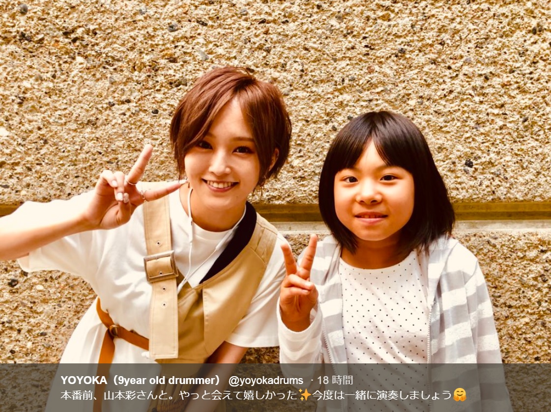 山本彩と小学生ドラマー・よよか（画像は『YOYOKA（9year old drummer）　2019年6月1日付Twitter「本番前、山本彩さんと。」』のスクリーンショット）