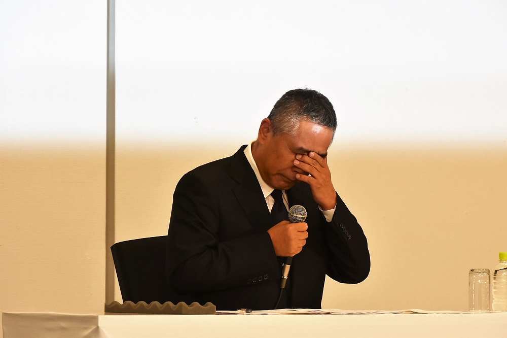 会見で目頭を押さえる吉本・岡本昭彦社長