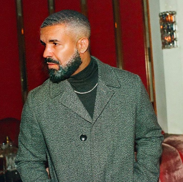 ドレイクはダンディなおじさま風に（画像は『champagnepapi　2019年7月16日付Instagram「Best caption wins ovo tickets」』のスクリーンショット）