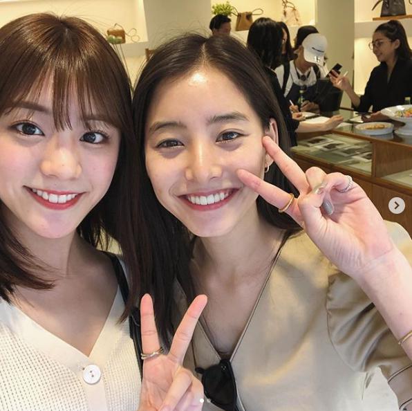 貴島明日香と新木優子（画像は『新木優子　2019年6月6日付Instagram「今日展示会に行ったら貴島明日香ちゃんにばったり」』のスクリーンショット）