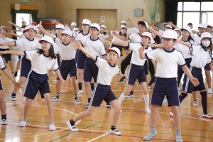 懸命にダンスする子供たち