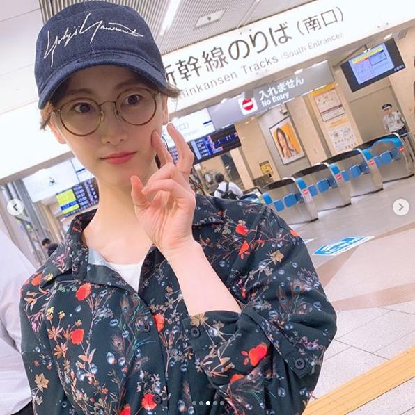 名古屋駅での松井玲奈（画像は『高柳明音　2019年7月16日付Instagram「名古屋駅で会えるなんてうれぴよちゃん」』のスクリーンショット）