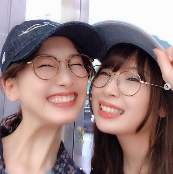 偶然の再会を喜ぶ松井玲奈と高柳明音（画像は『高柳明音　2019年7月16日付Instagram「名古屋駅で会えるなんてうれぴよちゃん」』のスクリーンショット）