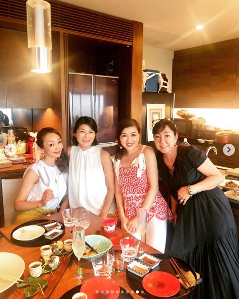 BBQを楽しむ神田うのや青山祐子さんら（画像は『Uno Kanda　2019年7月15日付Instagram「毎年恒例となっている友人宅での葉山BBQ」』のスクリーンショット）