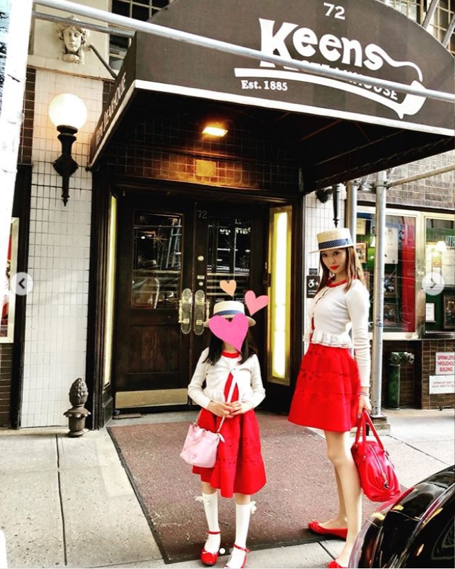 娘との双子コーデが好評な神田うの（画像は『Uno Kanda　2019年7月8日付Instagram「Dinner at the Keens Steak House, which has been open since 1885.」』のスクリーンショット）