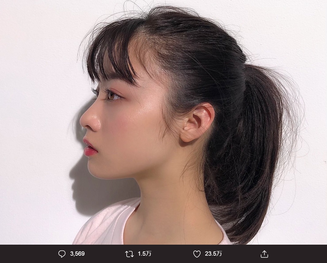 橋本環奈の横顔に「影ですら美人」の声も（画像は『橋本環奈　2019年8月14日付Twitter「ねー、私ってさ 耳ちっちゃくない？」』のスクリーンショット）