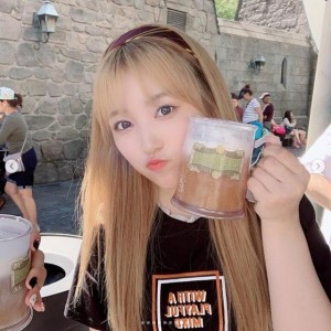 矢吹奈子、LAでバタービールを楽しむ（画像は『official_izone　2019年8月18日付Instagram「LA（ノンアルコールのバタービールです）」』のスクリーンショット）