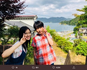 恒松祐里と西田尚美『凪待ち』オフショット（画像は『西田尚美　2019年6月27日付Twitter「いよいよ明日から。凪待ち、公開です。」』のスクリーンショット）