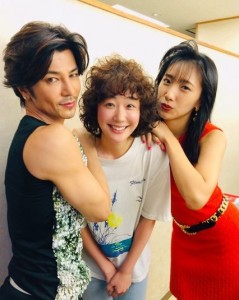 ママ役武田真治と凪役黒木華、杏役中田クルミ（画像は『武田真治 Shinji Takeda official　2019年8月17日付Instagram「2019.8.16.『＃凪のお暇』第5話、ご覧頂いた皆様ありがとうございました」』のスクリーンショット）